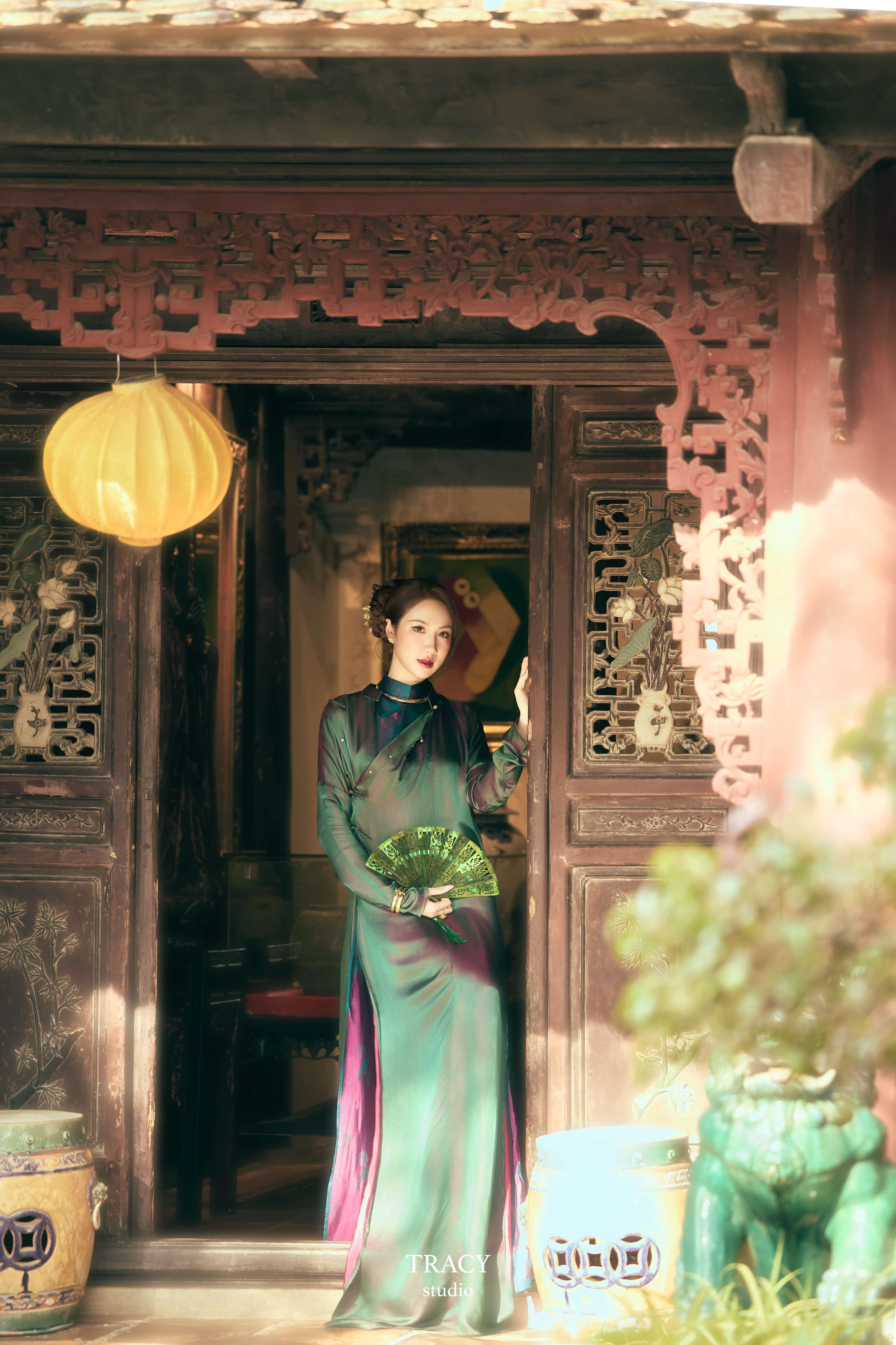 frontend/img/gallery/anh-tet-yem-ao-dai/tracy-studio-chup-concept-ao-dai-chi-mai (5).jpg